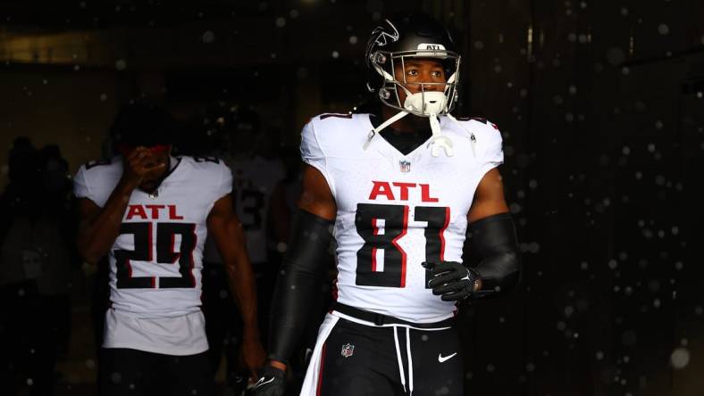 Dec 31, 2023; Chicago, Illinois, USA; Atlanta Falcons tight end Jonnu Smith (81) takes the field before the game against the Chicago Bears at Soldier Field. Mandatory Credit: Mike Dinovo-USA TODAY Sports