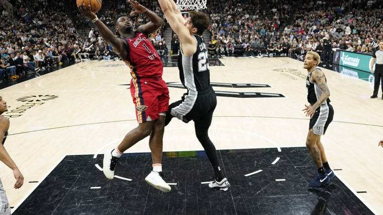 Feb 2, 2024; San Antonio, Texas, USA; New Orleans Pelicans forward Zion Williamson (1) shoots over San Antonio Spurs center Zach Collins (23) during the second half at Frost Bank Center. Mandatory Credit: Scott Wachter-USA TODAY Sports