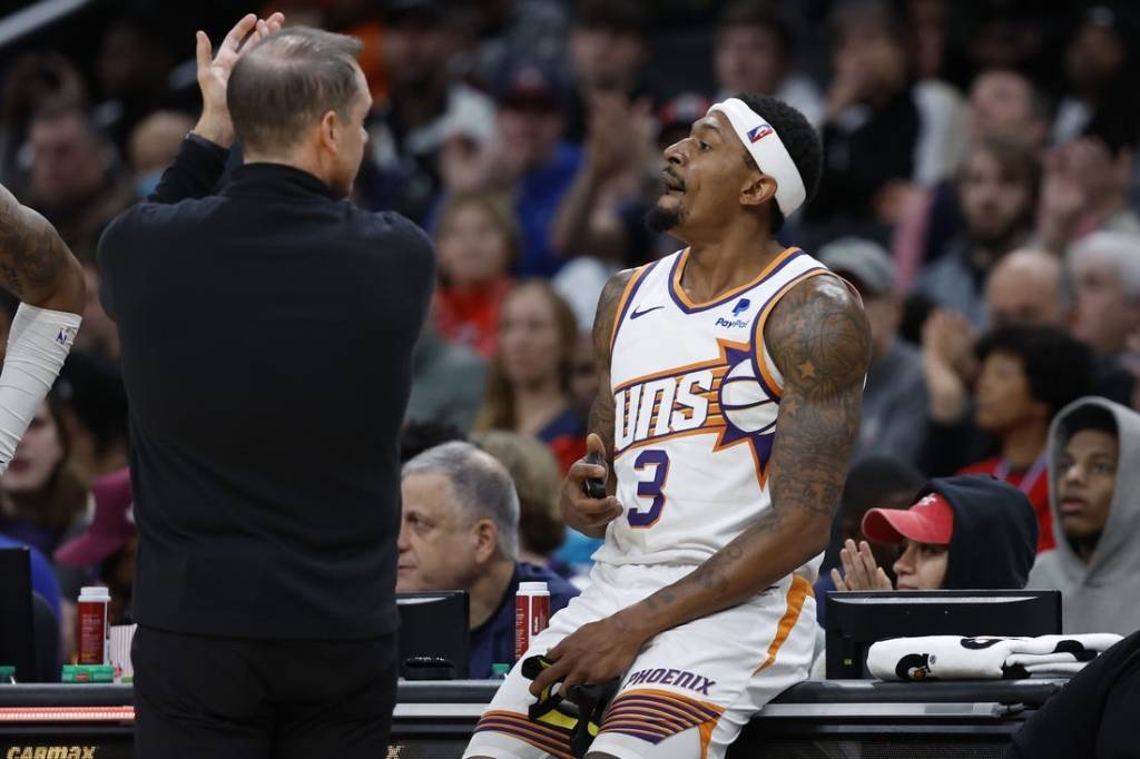 Feb 4, 2024; Washington, District of Columbia, USA; Phoenix Suns head coach Frank Vogel (L) applauds Suns guard Bradley Beal (3) after removing him from the game against the Washington Wizards in the second half at Capital One Arena. Mandatory Credit: Geoff Burke-USA TODAY Sports