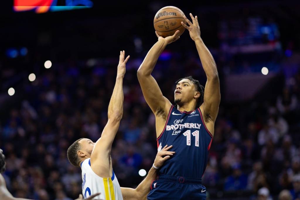 Feb 7, 2024; Philadelphia, Pennsylvania, USA; Philadelphia 76ers guard Jaden Springer (11) scores past Golden State Warriors guard Stephen Curry (30) during the first quarter at Wells Fargo Center. Mandatory Credit: Bill Streicher-USA TODAY Sports