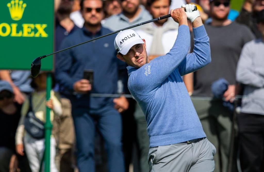 Feb 15, 2024; Pacific Palisades, California, USA; Patrick Cantlay plays on the tenth hole during the first round of The Genesis Invitational golf tournament. Mandatory Credit: Jason Parkhurst-USA TODAY Sports