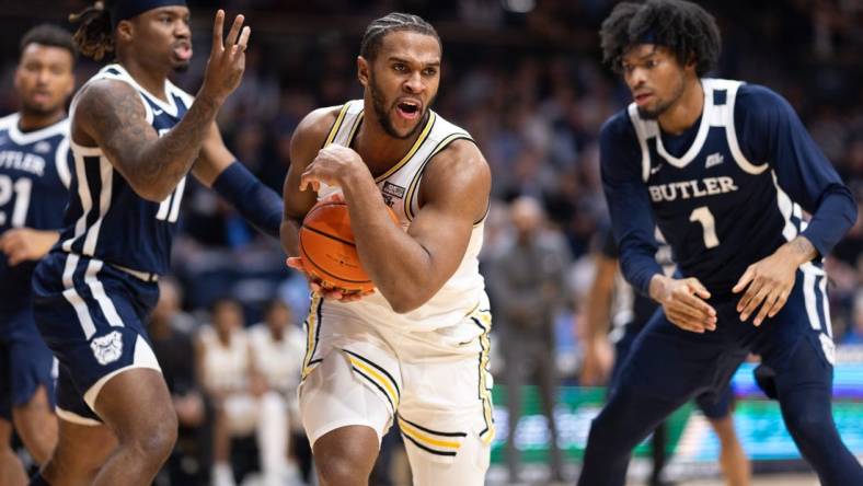 Feb 20, 2024; Villanova, Pennsylvania, USA; Villanova Wildcats forward Eric Dixon (43) controls the ball against Butler Bulldogs guard Jahmyl Telfort (11) and forward Jalen Thomas (1) during the second half at William B. Finneran Pavilion. Mandatory Credit: Bill Streicher-USA TODAY Sports