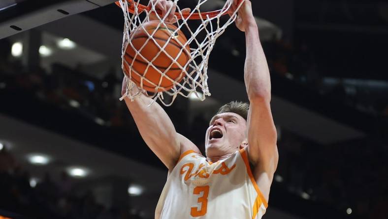 Feb 28, 2024; Knoxville, Tennessee, USA; Tennessee Volunteers guard Dalton Knecht (3) dunks the ball against the Auburn Tigers during the second half at Thompson-Boling Arena at Food City Center. Mandatory Credit: Randy Sartin-USA TODAY Sports