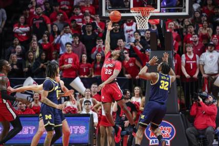 Feb 29, 2024; Piscataway, New Jersey, USA; Rutgers Scarlet Knights guard Jeremiah Williams (25) scores a basket in front of Michigan Wolverines forward Tarris Reed Jr. (32) during the first half at Jersey Mike's Arena. Mandatory Credit: Vincent Carchietta-USA TODAY Sports