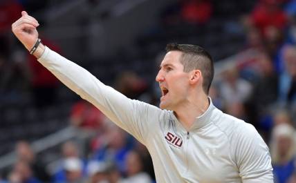 Mar 4, 2023; St. Louis, MO, USA;  Southern Illinois Salukis head coach Bryan Mullins directs his players during the second half against the Drake Bulldogs at Enterprise Center. Mandatory Credit: Ron Johnson-USA TODAY Sports
