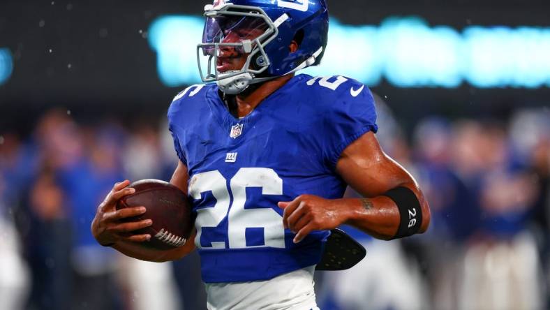 Sep 10, 2023; East Rutherford, New Jersey, USA; New York Giants running back Saquon Barkley (26) runs with the ball during warmups for their game against the Dallas Cowboys at MetLife Stadium. Mandatory Credit: Ed Mulholland-USA TODAY Sports