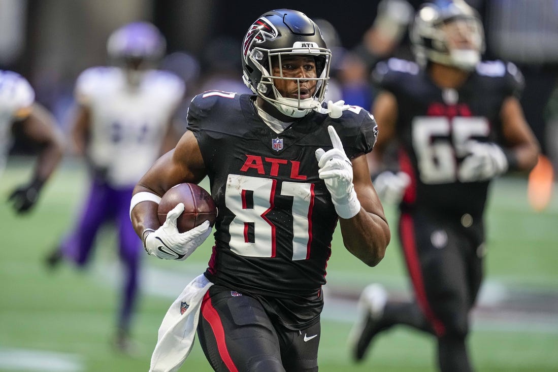 Nov 5, 2023; Atlanta, Georgia, USA; Atlanta Falcons tight end Jonnu Smith (81) runs for a touchdown after a catch against the Minnesota Vikings during the second half at Mercedes-Benz Stadium. Mandatory Credit: Dale Zanine-USA TODAY Sports