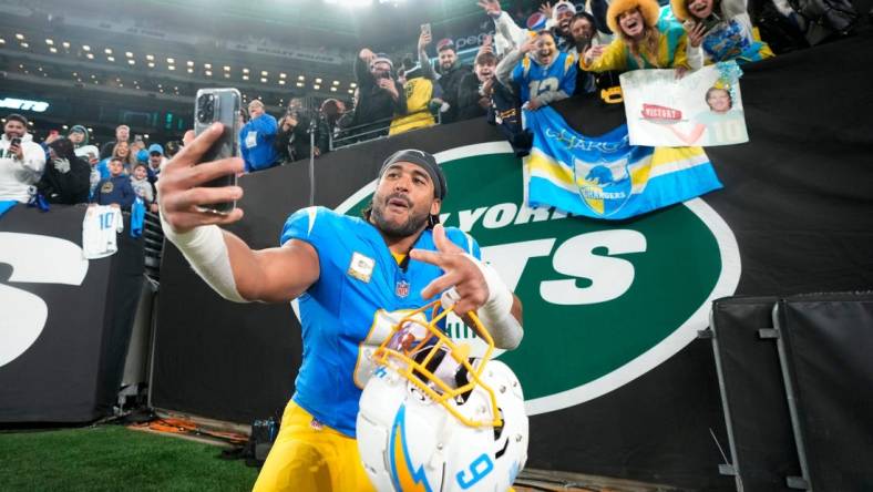 Los Angeles Chargers linebacker Eric Kendricks (6) uses a fan's cell phone to take a selfie of himself and fans, Monday, November 6, 2023.