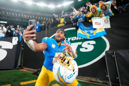 Los Angeles Chargers linebacker Eric Kendricks (6) uses a fan's cell phone to take a selfie of himself and fans, Monday, November 6, 2023.