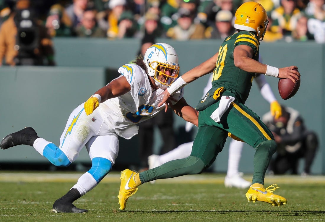 Los Angeles Chargers linebacker Eric Kendricks (6) rushes Green Bay Packers quarterback Jordan Love (10) on Sunday, November 19, 2023, at Lambeau Field in Green Bay, Wis. 
Tork Mason/USA TODAY NETWORK-Wisconsin