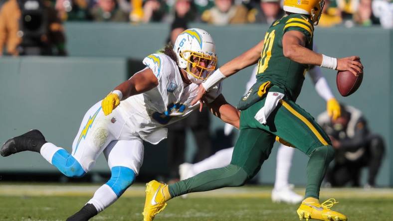 Los Angeles Chargers linebacker Eric Kendricks (6) rushes Green Bay Packers quarterback Jordan Love (10) on Sunday, November 19, 2023, at Lambeau Field in Green Bay, Wis. 
Tork Mason/USA TODAY NETWORK-Wisconsin