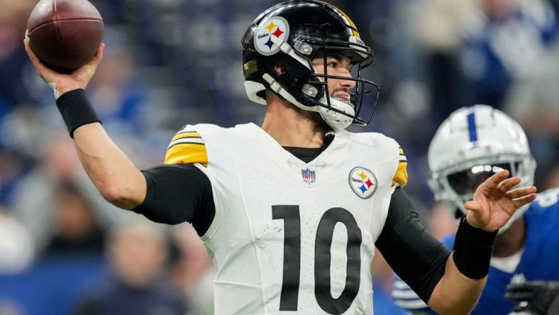 Pittsburgh Steelers quarterback Mitch Trubisky (10) draws back to pass Saturday, Dec. 16, 2023, during a game against the Pittsburgh Steelers at Lucas Oil Stadium in Indianapolis.