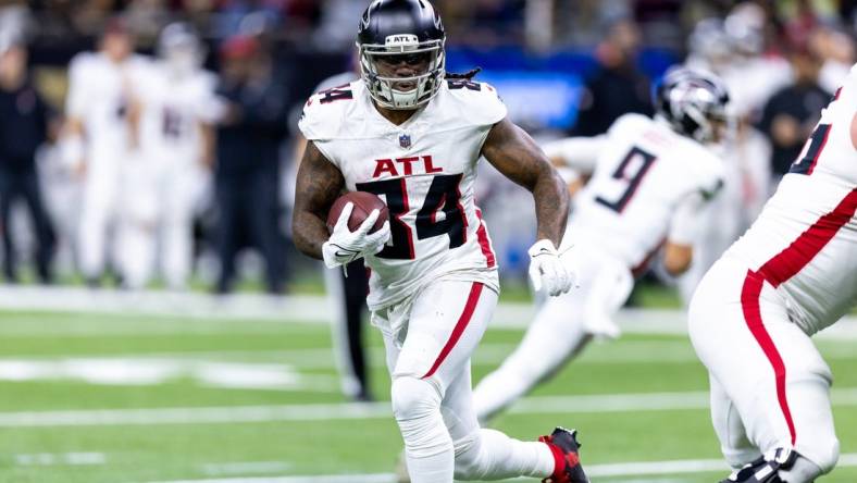 Jan 7, 2024; New Orleans, Louisiana, USA;  Atlanta Falcons running back Cordarrelle Patterson (84) run in the open field against the New Orleans Saints during the second half at Caesars Superdome. Mandatory Credit: Stephen Lew-USA TODAY Sports