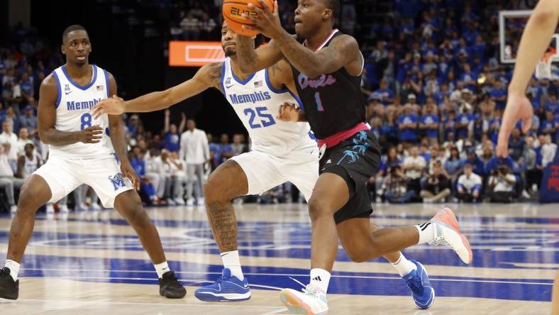 Feb 25, 2024; Memphis, Tennessee, USA; Florida Atlantic Owls guard Johnell Davis (1) drives to the basket as Memphis Tigers guard Jayden Hardaway (25) defends during the second half at FedExForum. Mandatory Credit: Petre Thomas-USA TODAY Sports