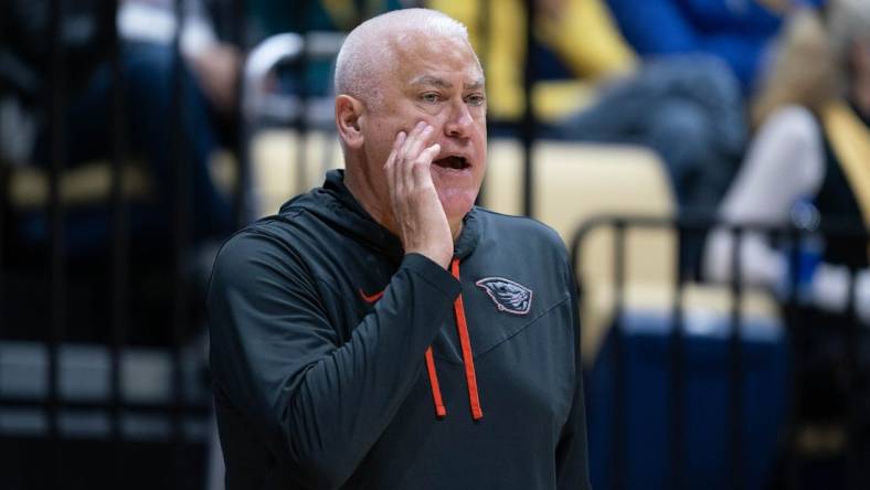 February 22, 2024; Berkeley, California, USA; Oregon State Beavers head coach Wayne Tinkle during the first half against the California Golden Bears at Haas Pavilion. Mandatory Credit: Kyle Terada-USA TODAY Sports