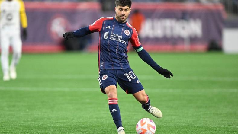 Feb 29, 2024; Foxborough, MA, USA; New England Revolution midfielder Carles Gil (10) passes the ball against the Club Atletico Independiente during the first half at Gillette Stadium. Mandatory Credit: Brian Fluharty-USA TODAY Sports