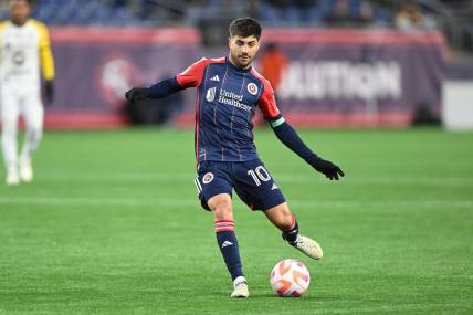 Feb 29, 2024; Foxborough, MA, USA; New England Revolution midfielder Carles Gil (10) passes the ball against the Club Atletico Independiente during the first half at Gillette Stadium. Mandatory Credit: Brian Fluharty-USA TODAY Sports