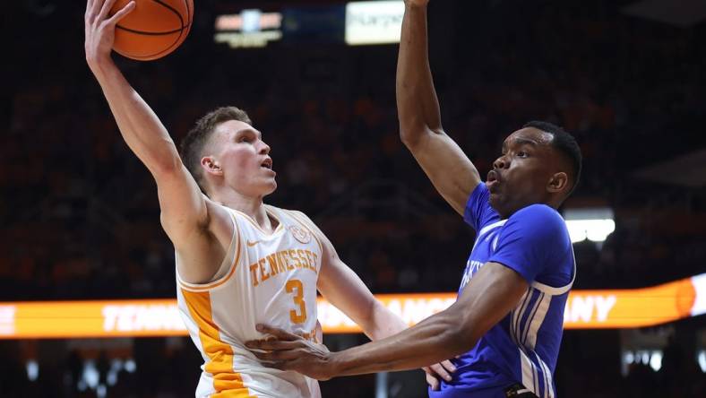 Mar 9, 2024; Knoxville, Tennessee, USA; Tennessee Volunteers guard Dalton Knecht (3) goes to the basket against Kentucky Wildcats forward Ugonna Onyenso (33) during the first half at Thompson-Boling Arena at Food City Center. Mandatory Credit: Randy Sartin-USA TODAY Sports