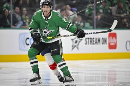 Mar 12, 2024; Dallas, Texas, USA; Dallas Stars left wing Jason Robertson (21) calls for the puck during the first period against the Florida Panthers at the American Airlines Center. Mandatory Credit: Jerome Miron-USA TODAY Sports
