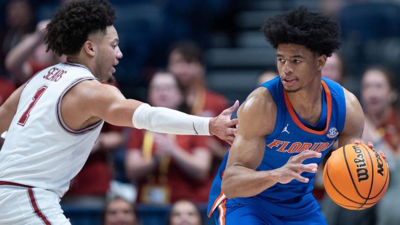 Alabama Crimson Tide guard Mark Sears (1) guards Florida Gators guard Zyon Pullin (0) during their SEC Men's Basketball Tournament quarterfinal game at Bridgestone Arena in Nashville, Tenn., Friday, March 15, 2024.at Bridgestone Arena in Nashville, Tenn., Friday, March 15, 2024.