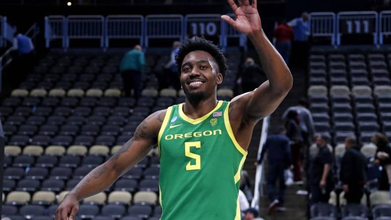 Mar 21, 2024; Pittsburgh, PA, USA; Oregon Ducks guard Jermaine Couisnard (5) waves as he walks off the court after the Oregon Ducks beat the South Carolina Gamecocks in the first round of the 2024 NCAA Tournament at PPG Paints Arena. Mandatory Credit: Charles LeClaire-USA TODAY Sports