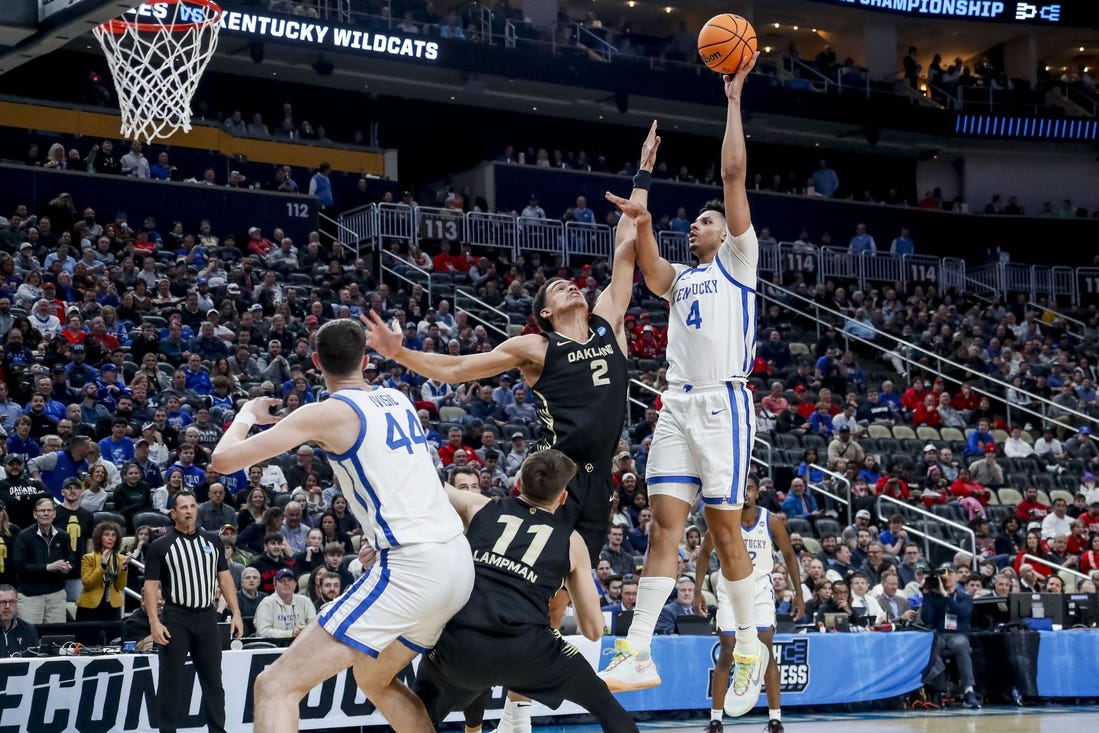 Mar 21, 2024; Pittsburgh, PA, USA; Kentucky Wildcats forward Tre Mitchell (4) jumps to shoot the ball while Oakland Golden Grizzlies forward Chris Conway (2) attempts to block in the first round of the 2024 NCAA Tournament at PPG Paints Arena. Mandatory Credit: Charles LeClaire-USA TODAY Sports