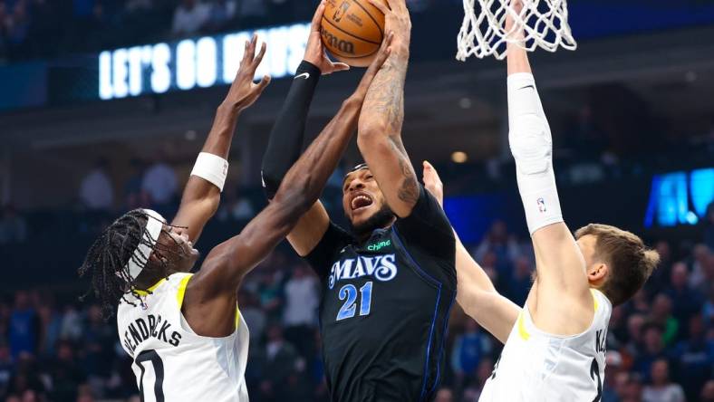 Mar 21, 2024; Dallas, Texas, USA;  Dallas Mavericks center Daniel Gafford (21) and Utah Jazz forward Taylor Hendricks (0) go for the ball during the first half at American Airlines Center. Mandatory Credit: Kevin Jairaj-USA TODAY Sports