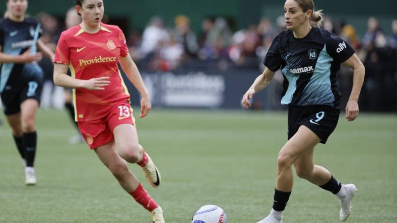 Mar 24, 2024; Portland, Oregon, USA; NJ/NY Gotham FC forward Esther Gonzalez (9) controls the ball during the first half against the Portland Thorns FC at Providence Park. Mandatory Credit: Soobum Im-USA TODAY Sports