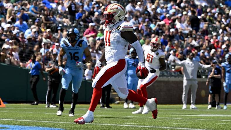 Mar 30, 2024; Arlington, TX, USA; Birmingham Stallions running back CJ Marable (11) runs for a touchdown against the Arlington Renegades during the second half at Choctaw Stadium. Mandatory Credit: Jerome Miron-USA TODAY Sports