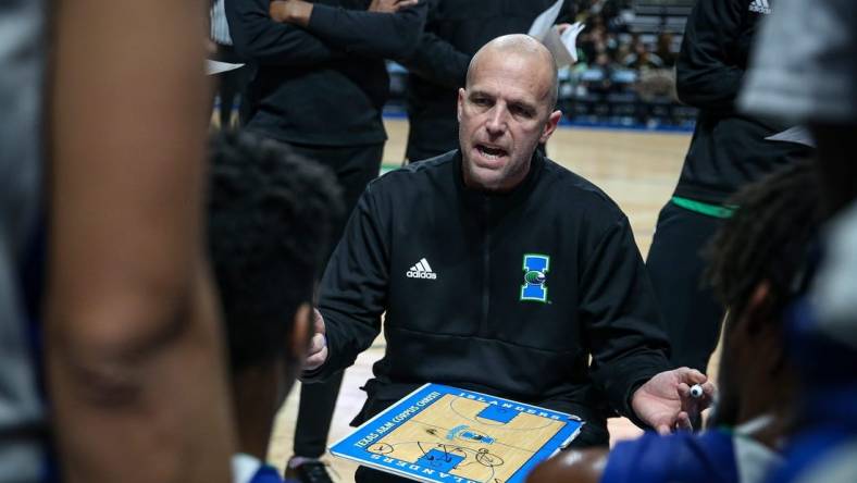 TAMUCC's Head Coach, Steve Lutz goes over strategy with the team during a timeout. Houston Baptist University Huskies defeated Texas A&M University-Corpus Christi Islanders, 77-71, on Saturday, Jan. 22, 2022, at the American Bank Center in Corpus Christi, Texas.