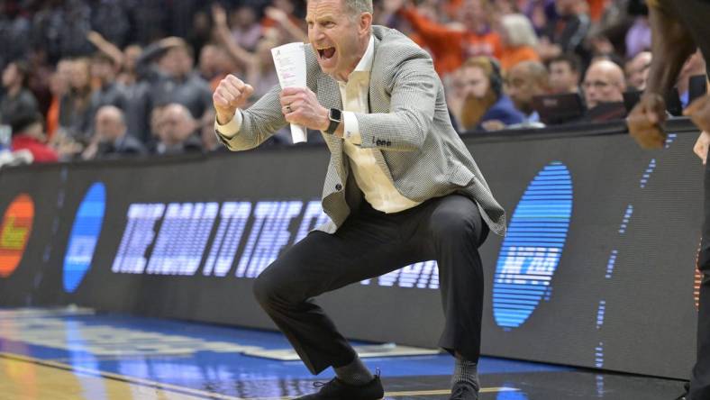 Mar 30, 2024; Los Angeles, CA, USA; Alabama Crimson Tide head coach Nate Oats reacts in the second half against the Clemson Tigers in the finals of the West Regional of the 2024 NCAA Tournament at Crypto.com Arena. Mandatory Credit: Jayne Kamin-Oncea-USA TODAY Sports