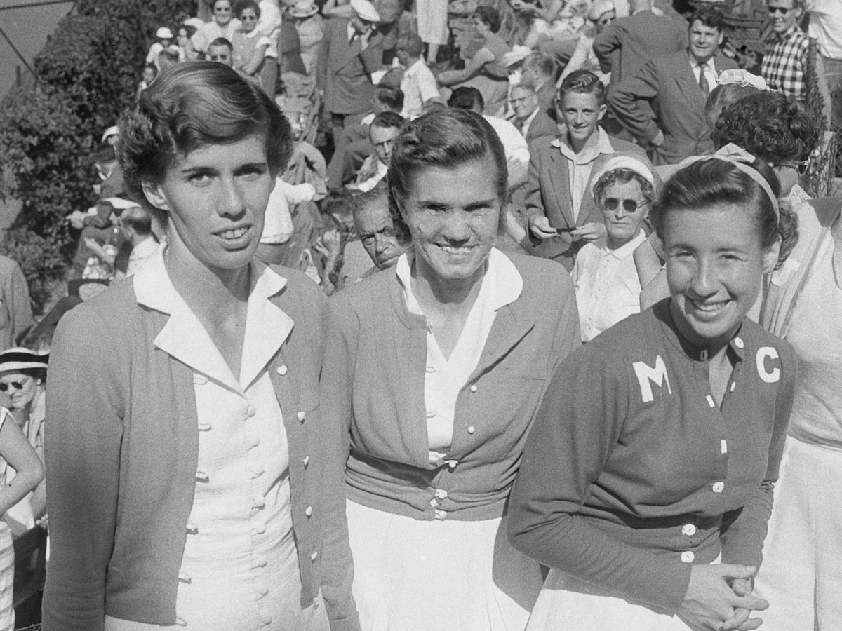 From left to right: the American tennis players Doris Hart, Shirley Fry (not yet Irvin) and Maureen Connolly
