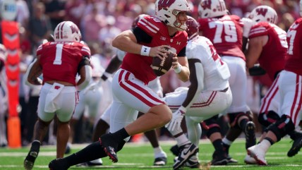 Wisconsin QB Tyler Van Dyke carted off the field vs Alabama with apparent knee injury