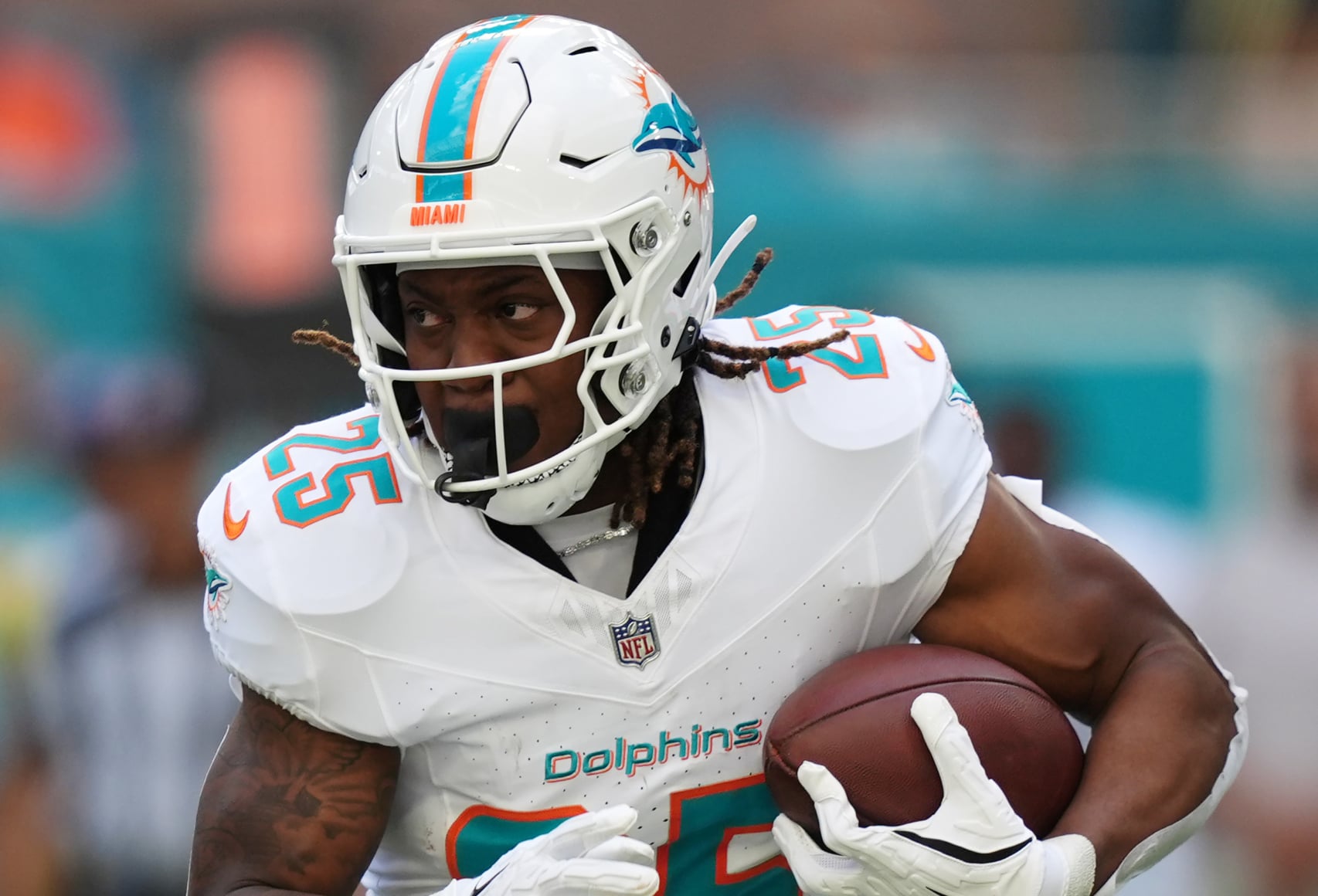https://sportsnaut.com/wp-content/uploads/2025/09/NFL-New-York-Jets-at-Miami-Dolphins-24942533-scaled-e1758740324972.jpg