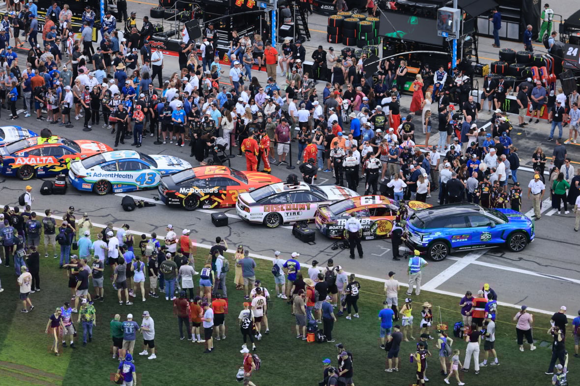 https://sportsnaut.com/wp-content/uploads/2025/11/NASCAR-DAYTONA-500-25432447-1180x787.jpg