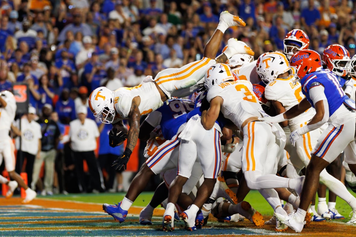 https://sportsnaut.com/wp-content/uploads/2025/11/NCAA-Football-Tennessee-at-Florida-27657744-1180x787.jpg