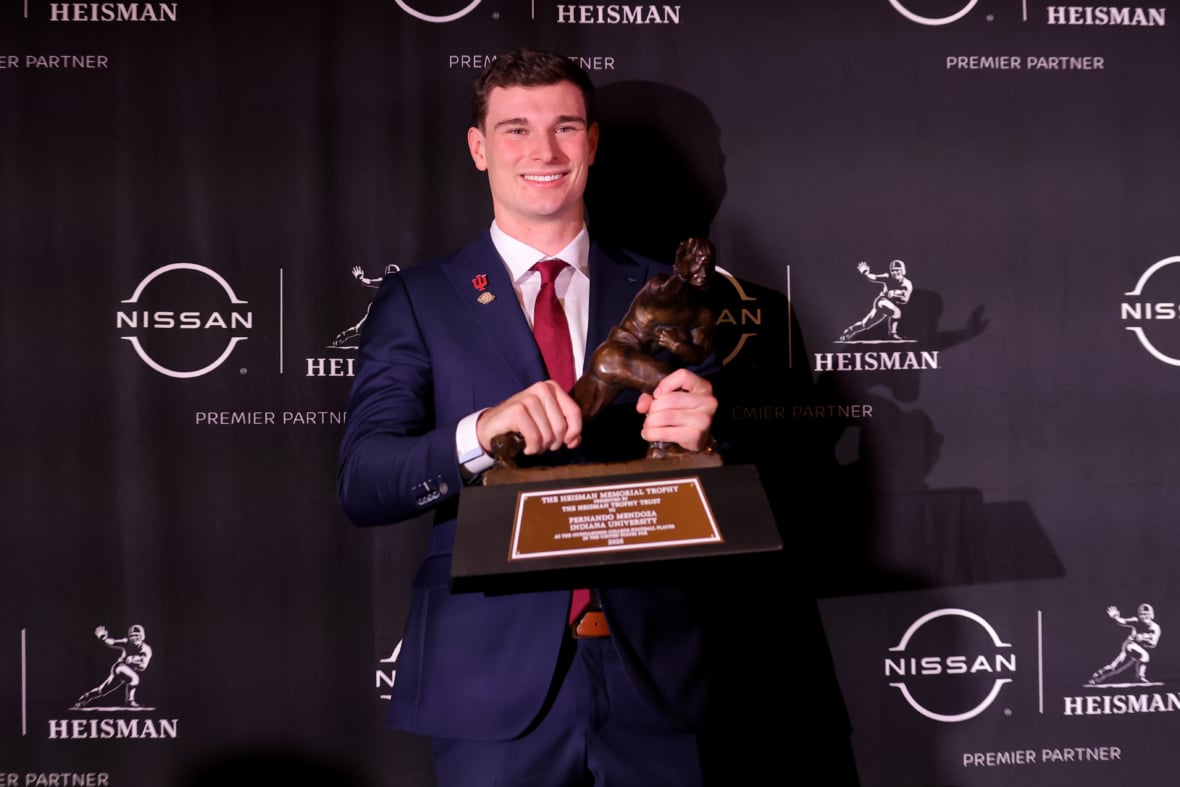 https://sportsnaut.com/wp-content/uploads/2025/12/NCAA-Football-Heisman-Trophy-Presentation-27812267-1180x787.jpg