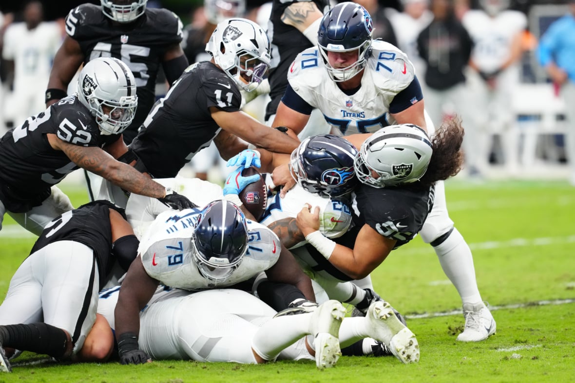 https://sportsnaut.com/wp-content/uploads/2025/12/NFL-Tennessee-Titans-at-Las-Vegas-Raiders-27311018-1180x787.jpg