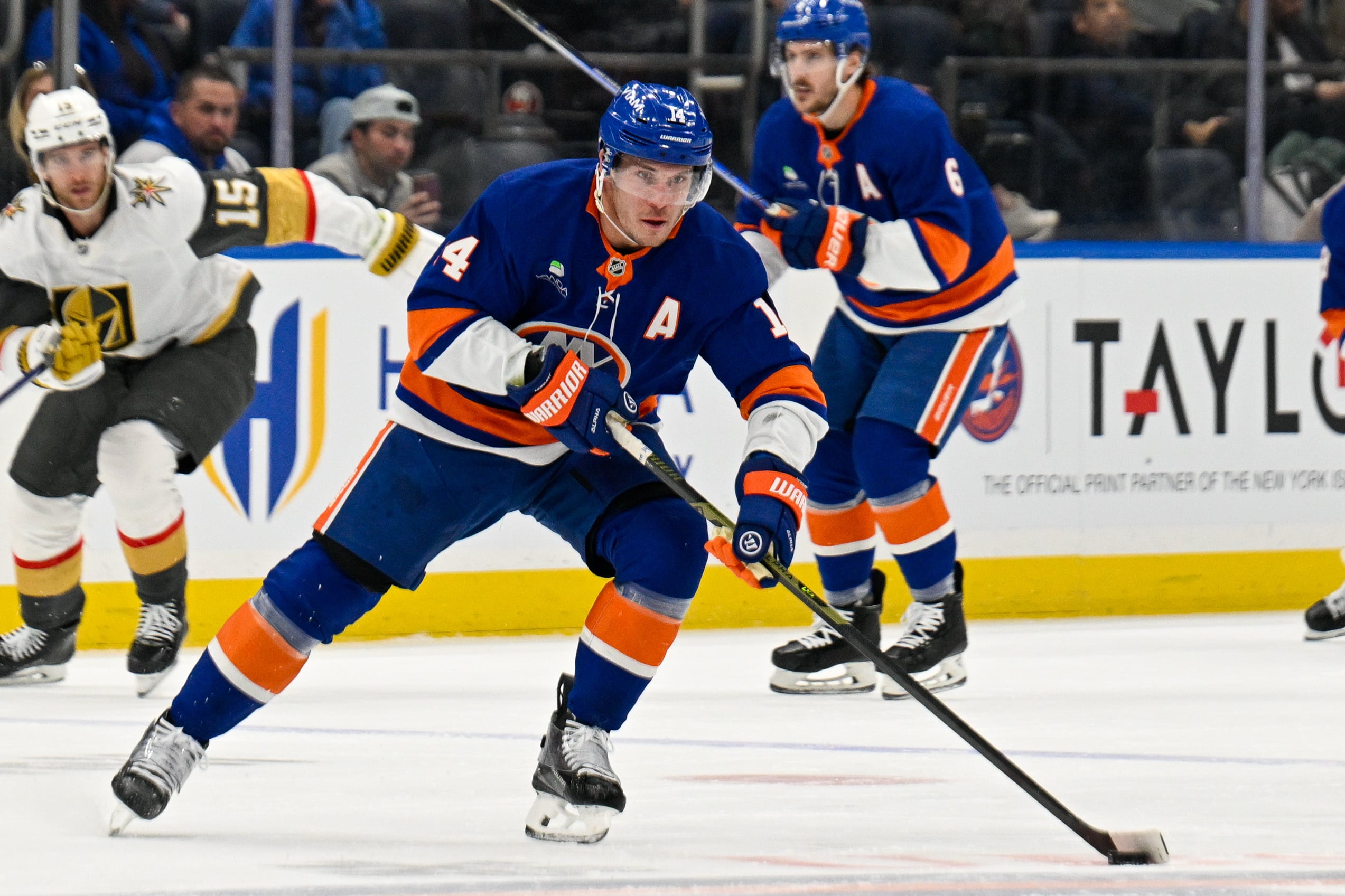 https://sportsnaut.com/wp-content/uploads/2025/12/NHL-Vegas-Golden-Knights-at-New-York-Islanders-27781031.jpg